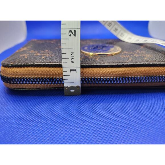 Beverly Hills Polo Club Signature Logo Brown Zip Wallet Emblem Wrist Strap NWoT - Picture 7 of 7